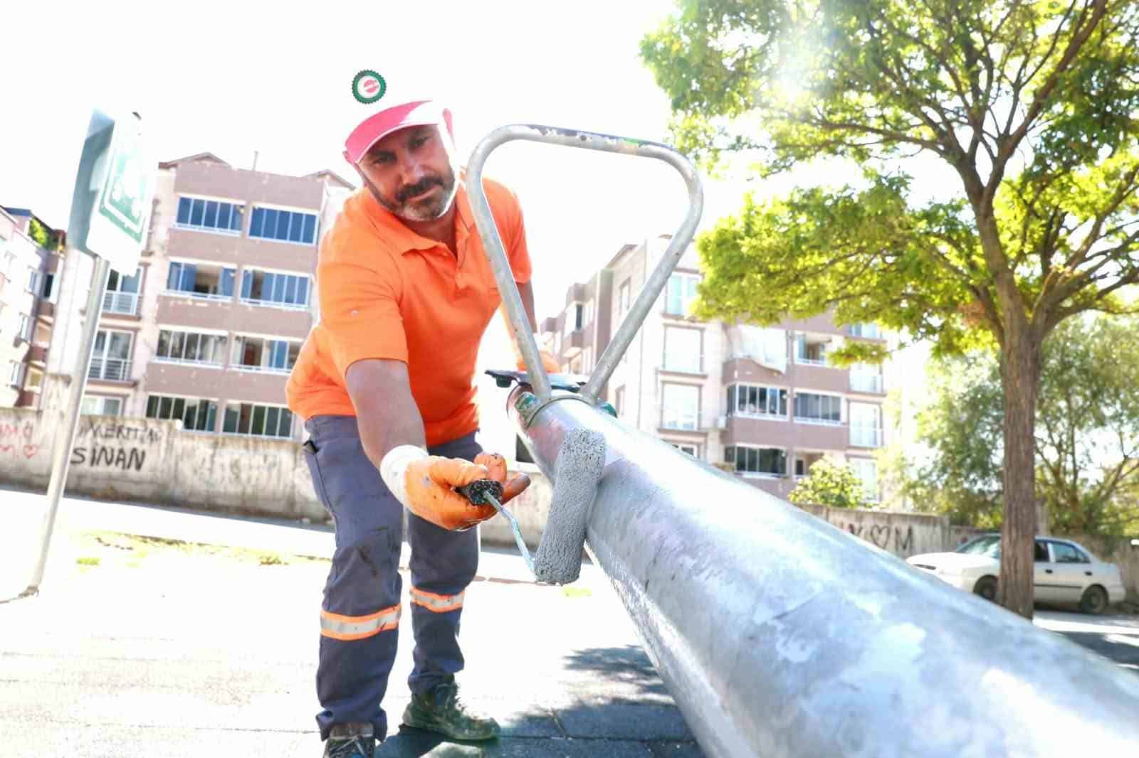 OSMANGAZİ BELEDİYESİ, İLÇEDEKİ ORTAK YAŞAM ALANLARININ NİTELİĞİNİ ARTIRMAK AMACIYLA BAKIM VE YENİLEME ÇALIŞMALARINA HIZ KESMEDEN DEVAM EDİYOR. PARK VE BAHÇELER MÜDÜRLÜĞÜ EKİPLERİ TARAFINDAN YÜRÜTÜLEN ÇALIŞMALARLA, ZAMANLA YIPRANAN OYUN GRUPLARI, SPOR ALETLERİ İLE OTURMA ALANLARI YENİLENİRKEN, ÇEVRE DÜZENLEMELERİ VE BOYA UYGULAMALARIYLA KULLANIM ALANLARI DAHA ESTETİK HALE GETİRİLİYOR.