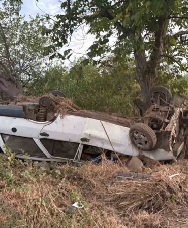 İNEGÖL İLÇESİNDE KONTROLDEN ÇIKAN OTOMOBİL ŞARAMPOLE YUVARLANDI.