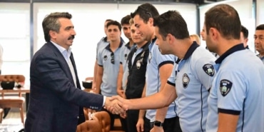 YILDIRIM BELEDİYE BAŞKANI OKTAY YILMAZ, ZABITA TEŞKİLATI'NIN 200. KURULUŞ YIL DÖNÜMÜ VE ZABITA HAFTASI DOLAYISIYLA YILDIRIM BELEDİYESİ ZABITA MÜDÜRLÜĞÜ PERSONELİYLE BİR ARAYA GELDİ.
