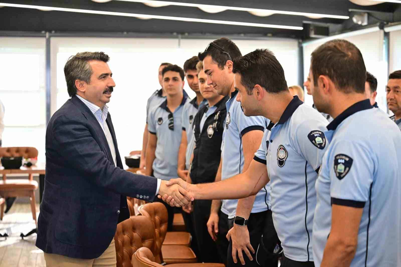 YILDIRIM BELEDİYE BAŞKANI OKTAY YILMAZ, ZABITA TEŞKİLATI'NIN 200. KURULUŞ YIL DÖNÜMÜ VE ZABITA HAFTASI DOLAYISIYLA YILDIRIM BELEDİYESİ ZABITA MÜDÜRLÜĞÜ PERSONELİYLE BİR ARAYA GELDİ.