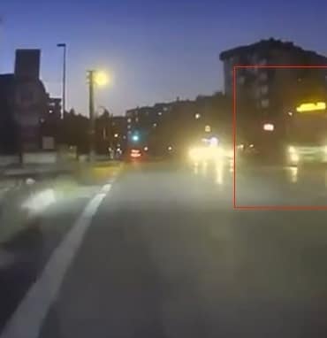 BURSA'DA KIRMIZI IŞIK İHLALİ YAPARAK MOTOSİKLET SÜRÜCÜSÜNÜ TEHLİKEYE ATAN ÖZEL HALK OTOBÜSÜ ŞOFÖRÜ M.K.'NİN EHLİYETİNE EL KONULDU (ARŞİV)