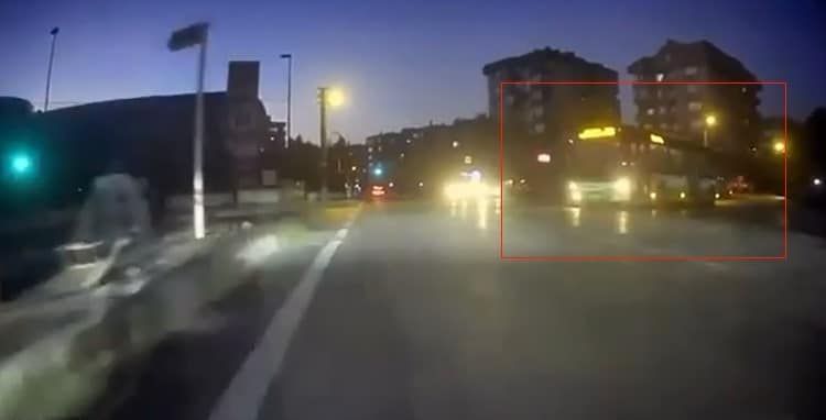 BURSA'DA KIRMIZI IŞIK İHLALİ YAPARAK MOTOSİKLET SÜRÜCÜSÜNÜ TEHLİKEYE ATAN ÖZEL HALK OTOBÜSÜ ŞOFÖRÜ M.K.'NİN EHLİYETİNE EL KONULDU (ARŞİV)