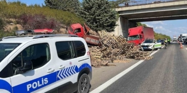 BURSA'DA İDDİAYA GÖRE ARIZALANAN KAMYONETİNİ YAPMAK İÇİN ALTINA GİREN ŞAHIS, BAŞKA BİR KAMYONETİN ÇARPMASI SONUCU CAN VERDİ. YAŞANAN KAZADA 1 KİŞİ HAYATINI KAYBEDERKEN, 1 KİŞİ DE AĞIR YARALANDI.