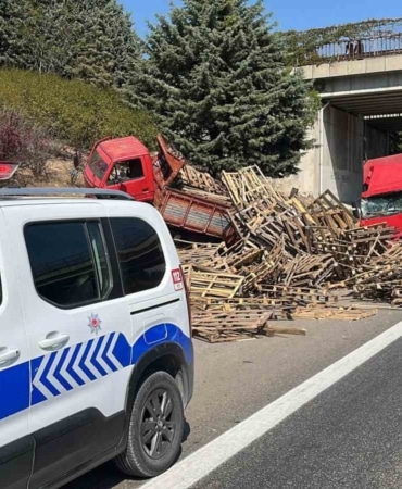 BURSA'DA İDDİAYA GÖRE ARIZALANAN KAMYONETİNİ YAPMAK İÇİN ALTINA GİREN ŞAHIS, BAŞKA BİR KAMYONETİN ÇARPMASI SONUCU CAN VERDİ. YAŞANAN KAZADA 1 KİŞİ HAYATINI KAYBEDERKEN, 1 KİŞİ DE AĞIR YARALANDI.