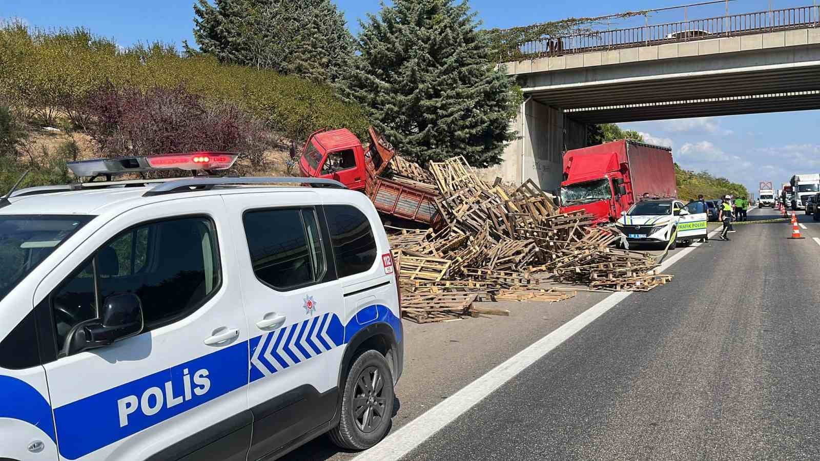 BURSA'DA İDDİAYA GÖRE ARIZALANAN KAMYONETİNİ YAPMAK İÇİN ALTINA GİREN ŞAHIS, BAŞKA BİR KAMYONETİN ÇARPMASI SONUCU CAN VERDİ. YAŞANAN KAZADA 1 KİŞİ HAYATINI KAYBEDERKEN, 1 KİŞİ DE AĞIR YARALANDI.