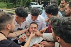 BURSA’DA ASIRLARDIR YAŞATILAN DÜĞÜN GELENEĞİNDE DAMAT YOLUN ORTASINDA KAHVE PİŞİRDİ, GELİN ARABASI 200 METRELİK YOLU 4 SAATTE GEÇTİ.