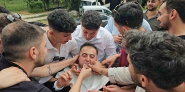 BURSA’DA ASIRLARDIR YAŞATILAN DÜĞÜN GELENEĞİNDE DAMAT YOLUN ORTASINDA KAHVE PİŞİRDİ, GELİN ARABASI 200 METRELİK YOLU 4 SAATTE GEÇTİ.