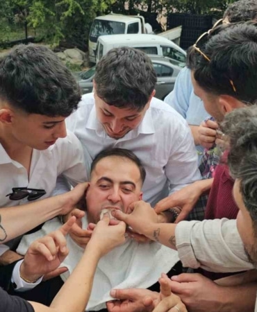 BURSA’DA ASIRLARDIR YAŞATILAN DÜĞÜN GELENEĞİNDE DAMAT YOLUN ORTASINDA KAHVE PİŞİRDİ, GELİN ARABASI 200 METRELİK YOLU 4 SAATTE GEÇTİ.