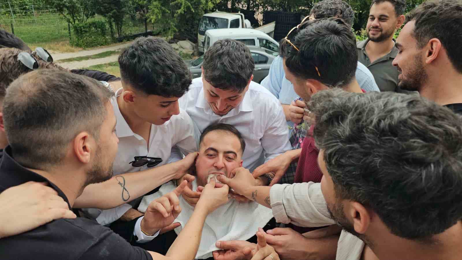 BURSA’DA ASIRLARDIR YAŞATILAN DÜĞÜN GELENEĞİNDE DAMAT YOLUN ORTASINDA KAHVE PİŞİRDİ, GELİN ARABASI 200 METRELİK YOLU 4 SAATTE GEÇTİ.