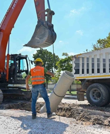 BURSA BÜYÜKŞEHİR BELEDİYESİ, İL GENELİNDE SÜRDÜRDÜĞÜ ALTYAPI AĞINI GENİŞLETME VE GÜÇLENDİRME ÇALIŞMALARI ÇERÇEVESİNDE NİLÜFER İLÇESİNE BAĞLI 30 AĞUSTOS ZAFER MAHALLESİ'NDE BULUNAN KAYAPA TOKİ BÖLGESİNE YENİ YAĞMUR SUYU HATTI KAZANDIRDI.