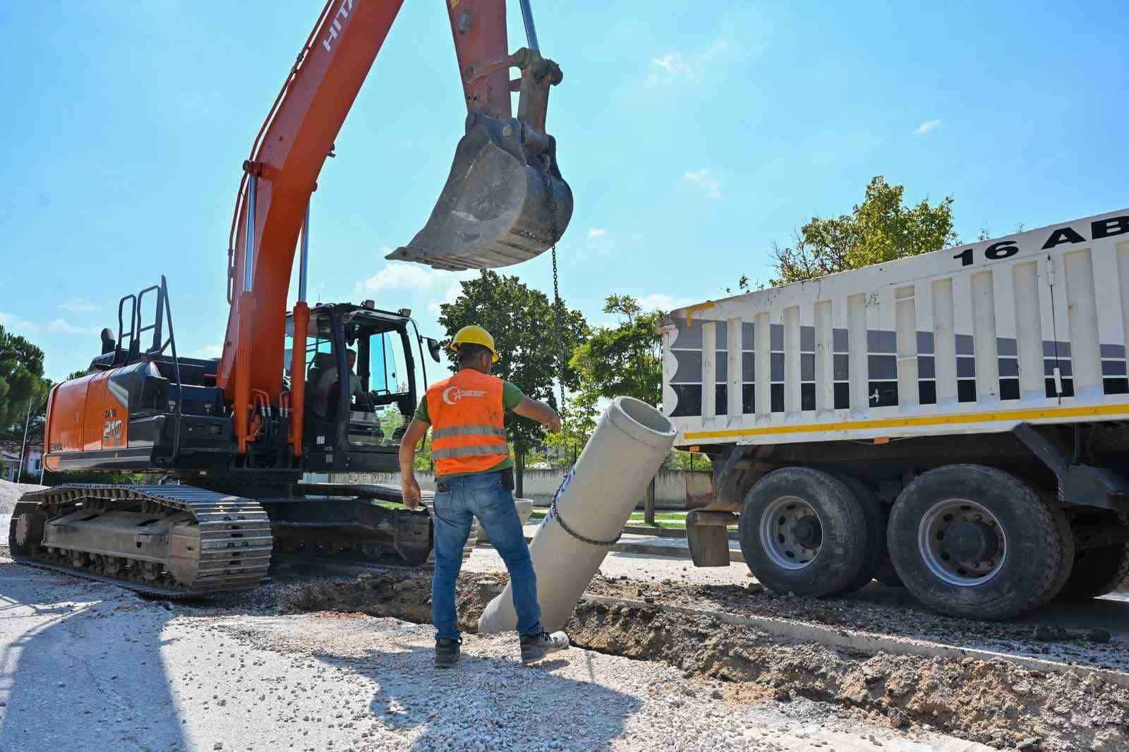BURSA BÜYÜKŞEHİR BELEDİYESİ, İL GENELİNDE SÜRDÜRDÜĞÜ ALTYAPI AĞINI GENİŞLETME VE GÜÇLENDİRME ÇALIŞMALARI ÇERÇEVESİNDE NİLÜFER İLÇESİNE BAĞLI 30 AĞUSTOS ZAFER MAHALLESİ'NDE BULUNAN KAYAPA TOKİ BÖLGESİNE YENİ YAĞMUR SUYU HATTI KAZANDIRDI.