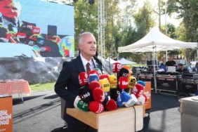 BURSA’NIN ÜRETEN İLÇESİ İNEGÖL’DE 200’Ü AŞKIN YÖRESEL LEZZETLERİN YER ALDIĞI DAMAK ÇATLATAN LEZZETLERİN TÜRKİYE VİTRİNİNE ÇIKTIĞI İNEGÖL GASTRONOMİ FESTİVALİ HEYKEL MEYDANI’NDA ZİYARETE AÇILDI. İNEGÖL’ÜN USTA AŞÇILARI VE MARİFETLİ KADINLARI KOLLARI SIVAYARAK TÜRKİYE’NİN DÖRT BİR YANINDAN GELEN GASTRONOMİ MERAKLILARINA ADETA ZİYAFET SUNUYOR.
