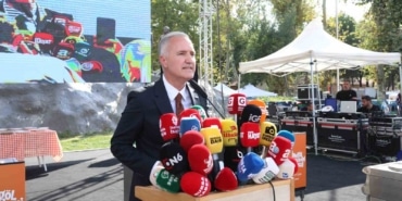 BURSA’NIN ÜRETEN İLÇESİ İNEGÖL’DE 200’Ü AŞKIN YÖRESEL LEZZETLERİN YER ALDIĞI DAMAK ÇATLATAN LEZZETLERİN TÜRKİYE VİTRİNİNE ÇIKTIĞI İNEGÖL GASTRONOMİ FESTİVALİ HEYKEL MEYDANI’NDA ZİYARETE AÇILDI. İNEGÖL’ÜN USTA AŞÇILARI VE MARİFETLİ KADINLARI KOLLARI SIVAYARAK TÜRKİYE’NİN DÖRT BİR YANINDAN GELEN GASTRONOMİ MERAKLILARINA ADETA ZİYAFET SUNUYOR.