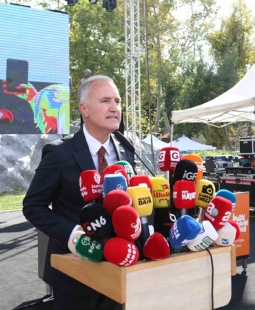 BURSA’NIN ÜRETEN İLÇESİ İNEGÖL’DE 200’Ü AŞKIN YÖRESEL LEZZETLERİN YER ALDIĞI DAMAK ÇATLATAN LEZZETLERİN TÜRKİYE VİTRİNİNE ÇIKTIĞI İNEGÖL GASTRONOMİ FESTİVALİ HEYKEL MEYDANI’NDA ZİYARETE AÇILDI. İNEGÖL’ÜN USTA AŞÇILARI VE MARİFETLİ KADINLARI KOLLARI SIVAYARAK TÜRKİYE’NİN DÖRT BİR YANINDAN GELEN GASTRONOMİ MERAKLILARINA ADETA ZİYAFET SUNUYOR.