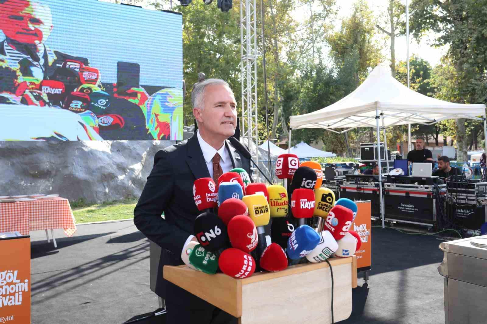 BURSA’NIN ÜRETEN İLÇESİ İNEGÖL’DE 200’Ü AŞKIN YÖRESEL LEZZETLERİN YER ALDIĞI DAMAK ÇATLATAN LEZZETLERİN TÜRKİYE VİTRİNİNE ÇIKTIĞI İNEGÖL GASTRONOMİ FESTİVALİ HEYKEL MEYDANI’NDA ZİYARETE AÇILDI. İNEGÖL’ÜN USTA AŞÇILARI VE MARİFETLİ KADINLARI KOLLARI SIVAYARAK TÜRKİYE’NİN DÖRT BİR YANINDAN GELEN GASTRONOMİ MERAKLILARINA ADETA ZİYAFET SUNUYOR.