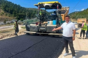 BURSA BÜYÜKŞEHİR BELEDİYESİ, İL GENELİNDE ULAŞIM AĞINI GÜÇLENDİRME ÇALIŞMALARI KAPSAMINDA MUDANYA İLÇESİ ÇAĞRIŞAN MAHALLESİ’NDEKİ BAĞLANTI YOLUNDA 1.100 METRE UZUNLUĞUNDA ASFALT KAPLAMA ÇALIŞMASI BAŞLATTI.