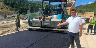 BURSA BÜYÜKŞEHİR BELEDİYESİ, İL GENELİNDE ULAŞIM AĞINI GÜÇLENDİRME ÇALIŞMALARI KAPSAMINDA MUDANYA İLÇESİ ÇAĞRIŞAN MAHALLESİ’NDEKİ BAĞLANTI YOLUNDA 1.100 METRE UZUNLUĞUNDA ASFALT KAPLAMA ÇALIŞMASI BAŞLATTI.