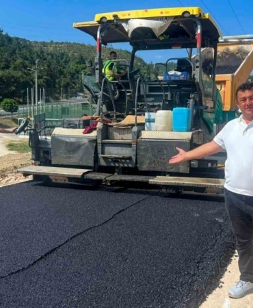 BURSA BÜYÜKŞEHİR BELEDİYESİ, İL GENELİNDE ULAŞIM AĞINI GÜÇLENDİRME ÇALIŞMALARI KAPSAMINDA MUDANYA İLÇESİ ÇAĞRIŞAN MAHALLESİ’NDEKİ BAĞLANTI YOLUNDA 1.100 METRE UZUNLUĞUNDA ASFALT KAPLAMA ÇALIŞMASI BAŞLATTI.