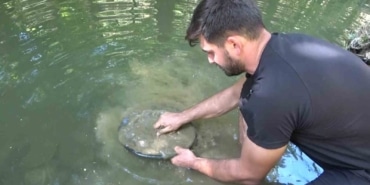 BURSA'DA ÇOCUKLUK MERAKIYLA BAŞLADIĞI ALTIN ARAMA İŞİNİ PROFESYONEL MESLEĞE DÖNÜŞTÜREN EMRE AYDIN, ASKERİ PERSONELLİKTEN AYRILARAK TÜRKİYE'NİN FARKLI BÖLGELERİNDE ALTIN ARIYOR. KENDİ ÜRETTİĞİ MAKİNELERLE ÇALIŞAN AYDIN, YAZ AYLARINI TÜRKİYE'DE, KIŞ AYLARINI İSE AFRİKA'DA ALTIN TESİSLERİ KURARAK GEÇİRİYOR.