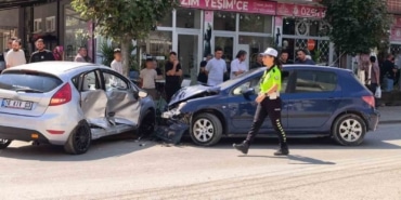 BURSA’NIN İNEGÖL İLÇESİNDE MEYDANA GELEN TRAFİK KAZASINDA İKİ OTOMOBİL ÇARPIŞTI.