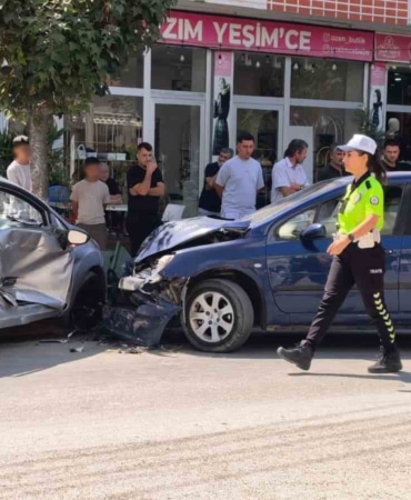 BURSA’NIN İNEGÖL İLÇESİNDE MEYDANA GELEN TRAFİK KAZASINDA İKİ OTOMOBİL ÇARPIŞTI.