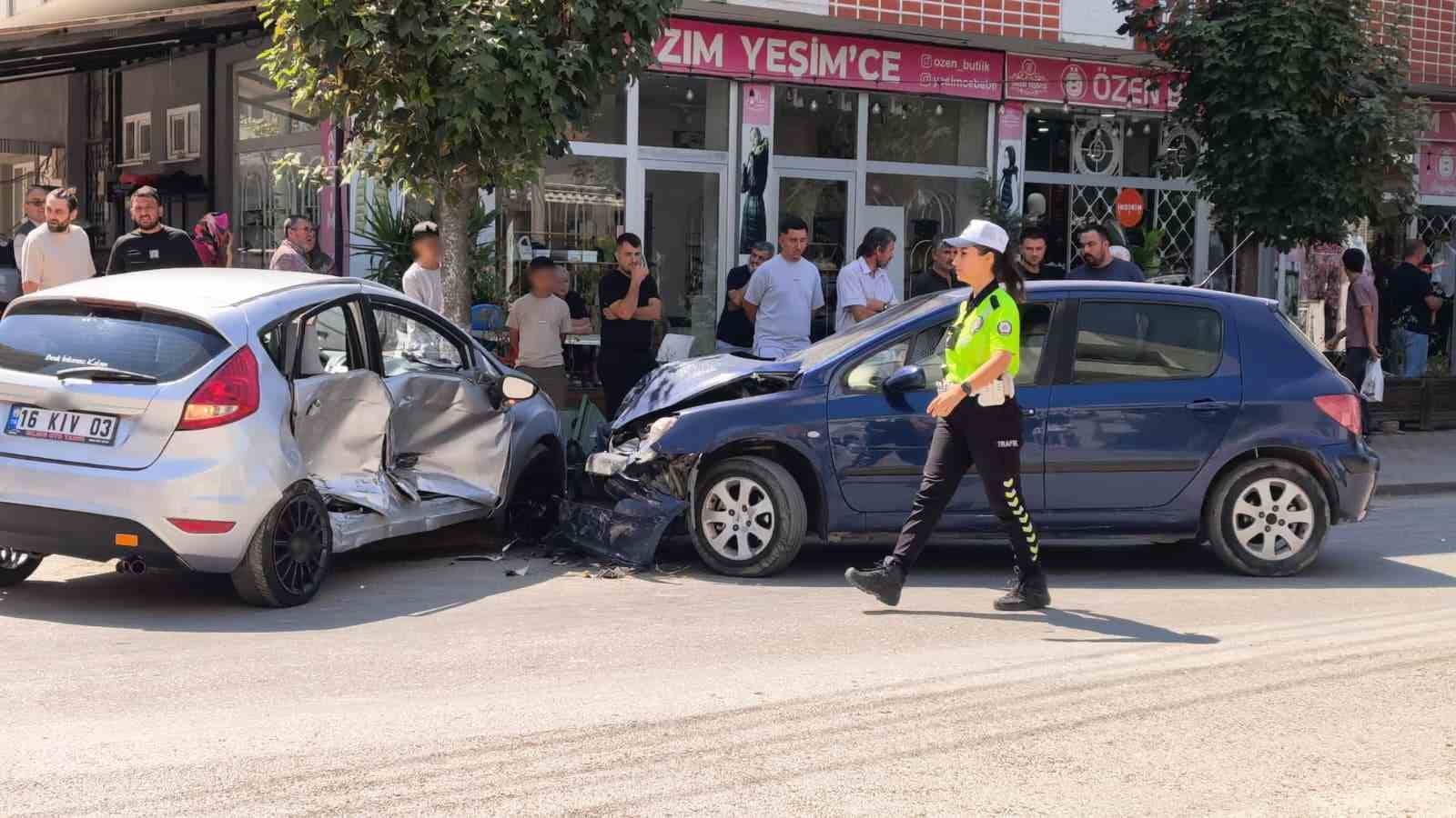 BURSA’NIN İNEGÖL İLÇESİNDE MEYDANA GELEN TRAFİK KAZASINDA İKİ OTOMOBİL ÇARPIŞTI.