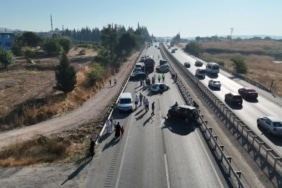 BURSA'DA SEYİR HALİNDEKİ TIRDAN YAKIT DÖKÜLMESİ ÜZERİNE ORTALIK ADETA SAVAŞ ALANINA DÖNDÜ. YAKLAŞIK 10 ARAÇ KAZAYA KARIŞIRKEN, TRAFİĞİN KİTLENDİĞİ ANLAR DRON İLE KAYDEDİLDİ.