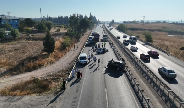 BURSA'DA SEYİR HALİNDEKİ TIRDAN YAKIT DÖKÜLMESİ ÜZERİNE ORTALIK ADETA SAVAŞ ALANINA DÖNDÜ. YAKLAŞIK 10 ARAÇ KAZAYA KARIŞIRKEN, TRAFİĞİN KİTLENDİĞİ ANLAR DRON İLE KAYDEDİLDİ.
