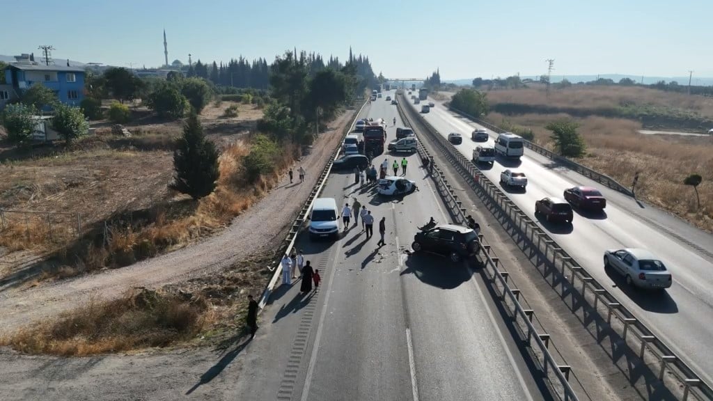 BURSA'DA SEYİR HALİNDEKİ TIRDAN YAKIT DÖKÜLMESİ ÜZERİNE ORTALIK ADETA SAVAŞ ALANINA DÖNDÜ. YAKLAŞIK 10 ARAÇ KAZAYA KARIŞIRKEN, TRAFİĞİN KİTLENDİĞİ ANLAR DRON İLE KAYDEDİLDİ.