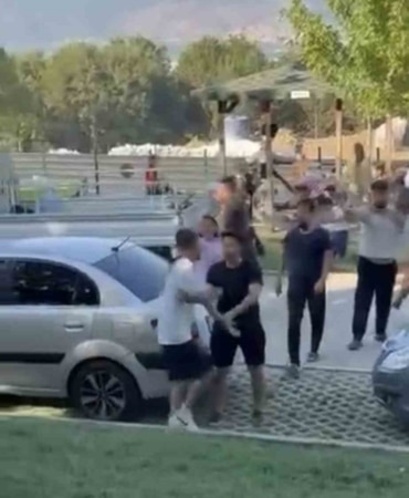 BURSA'DA BULUNAN CUMALIKIZIK KENT PARKI'NDA PİKNİK YAPMAK İÇİN PARKA GELEN İKİ AİLE ARASINDA BİLİNMEYEN BİR NEDENLE TARTIŞMA ÇIKTI. YAŞANAN KAVGA CEP TELEFONU KAMERASIYLA SANİYE SANİYE KAYDEDİLDİ.