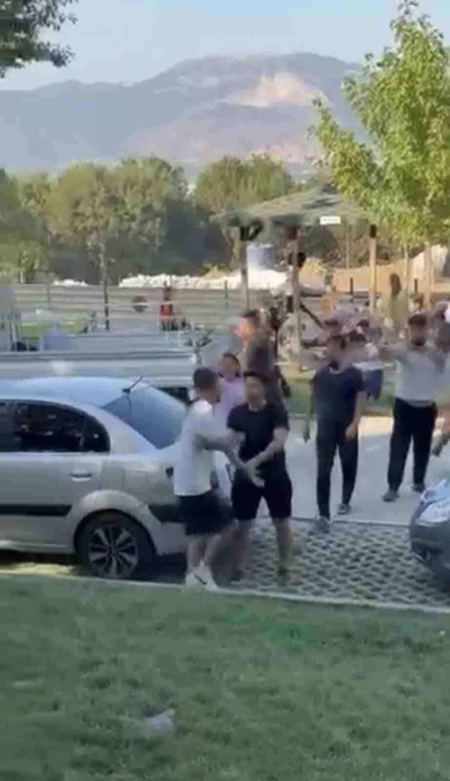 BURSA'DA BULUNAN CUMALIKIZIK KENT PARKI'NDA PİKNİK YAPMAK İÇİN PARKA GELEN İKİ AİLE ARASINDA BİLİNMEYEN BİR NEDENLE TARTIŞMA ÇIKTI. YAŞANAN KAVGA CEP TELEFONU KAMERASIYLA SANİYE SANİYE KAYDEDİLDİ.