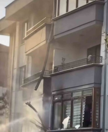 ELEKTRİKLİ ARAÇ ŞARJ İSTASYONUNDA ÇIKAN YANGIN DAİREYE SIÇRADI