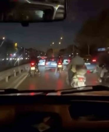 BİR SÜRE DEVAM EDEN OLAYDA MOTOSİKLETLİLER OTOMOBİLİ TAKİP EDERKEN, YAŞANANLAR BAŞKA BİR SÜRÜCÜNÜN CEP TELEFONU KAMERASINA YANSIDI.