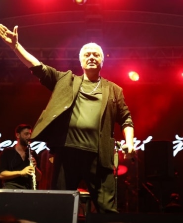 11. ULUSLARARASI ALTIN BİBER FESTİVALİNDE BURSA'NIN YENİŞEHİR İLÇESİNDE SAHNE ALAN ÜNLÜ SANATÇI CENGİZ KURTOĞLU KONSERİNDE TARİHİ KALABALIK YAŞANDI.