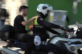 KİMLİĞİNİ UNUTAN GENÇ İÇİN ANNE VE MOTOSİKLETLİ POLİS SEFERBER OLDU. O ANLAR KAMERAYA YANSIDI.