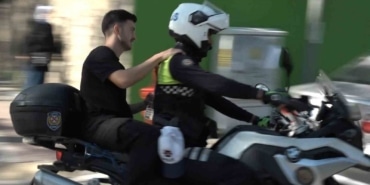 KİMLİĞİNİ UNUTAN GENÇ İÇİN ANNE VE MOTOSİKLETLİ POLİS SEFERBER OLDU. O ANLAR KAMERAYA YANSIDI.