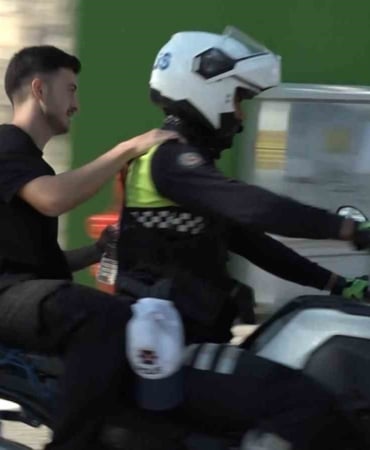 KİMLİĞİNİ UNUTAN GENÇ İÇİN ANNE VE MOTOSİKLETLİ POLİS SEFERBER OLDU. O ANLAR KAMERAYA YANSIDI.