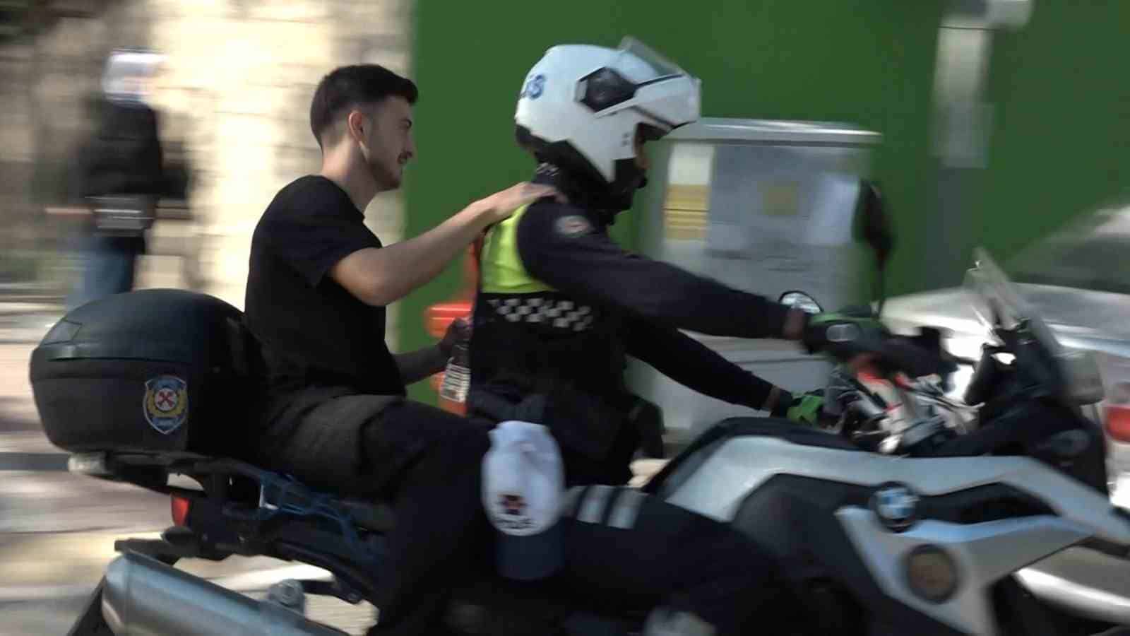 KİMLİĞİNİ UNUTAN GENÇ İÇİN ANNE VE MOTOSİKLETLİ POLİS SEFERBER OLDU. O ANLAR KAMERAYA YANSIDI.