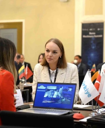 BURSA TİCARET VE SANAYİ ODASI (BTSO), TİCARET BAKANLIĞI DESTEKLERİYLE YÜRÜTTÜĞÜ UR-GE VE HİSER PROJELERİYLE BURSA İŞ DÜNYASININ İHRACAT KAPASİTESİNİ VE ULUSLARARASI REKABET GÜCÜNÜ ARTIRMAYI SÜRDÜRÜYOR. 50 UR-GE VE HİSER PROJESİNE ULAŞAN BTSO, 2 BİNDEN FAZLA FİRMAYI KÜRESEL TİCARETLE BULUŞTURURKEN TÜRKİYE’NİN BU ALANDA EN FAZLA PROJE GELİŞTİREN KURUMU KONUMUNDA BULUNUYOR. BTSO YÖNETİM KURULU BAŞKANI İBRAHİM BURKAY, FİRMALARI KÜRESEL REKABETTE DAHA GÜÇLÜ BİR KONUMA ULAŞMASINI SAĞLAYACAK MEKANİZMALARI ETKİN ŞEKİLDE KULLANDIKLARINI BELİRTEREK, "UR-GE VE HİSER PROJELERİMİZ, ÜYELERİMİZİN YENİ PAZARLARA AÇILMASINA VE İHRACAT YOLCULUKLARINI DAHA SAĞLAM ADIMLARLA SÜRDÜRMESİNE ÖNEMLİ KATKI SAĞLIYOR" DEDİ.
