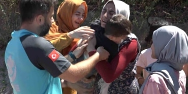 BURSA'DA MEVSİMLİK İŞÇİ OLARAK ÇALIŞAN AİLENİN 2.5 YAŞINDAKİ ÇOCUKLARI EMİR, BİR SÜRE SONRA GÖZDEN KAYBOLDU. ARAMA YAPAN EKİPLER, MİNİK EMİR'İ YAKLAŞIK 2 SAAT SONRA KAYBOLDUĞU YERDEN 1 KİLOMETRE İLERİDE BULDU. ÇOCUĞUNA KAVUŞAN ANNE, SEVİNÇTEN BAYILDI. O ANLAR KAMERAYA YANSIDI.