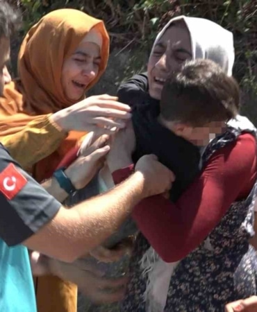 BURSA'DA MEVSİMLİK İŞÇİ OLARAK ÇALIŞAN AİLENİN 2.5 YAŞINDAKİ ÇOCUKLARI EMİR, BİR SÜRE SONRA GÖZDEN KAYBOLDU. ARAMA YAPAN EKİPLER, MİNİK EMİR'İ YAKLAŞIK 2 SAAT SONRA KAYBOLDUĞU YERDEN 1 KİLOMETRE İLERİDE BULDU. ÇOCUĞUNA KAVUŞAN ANNE, SEVİNÇTEN BAYILDI. O ANLAR KAMERAYA YANSIDI.