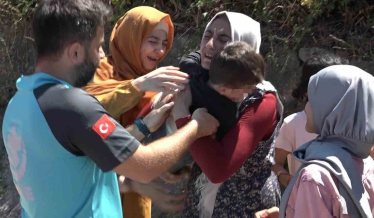BURSA'DA MEVSİMLİK İŞÇİ OLARAK ÇALIŞAN AİLENİN 2.5 YAŞINDAKİ ÇOCUKLARI EMİR, BİR SÜRE SONRA GÖZDEN KAYBOLDU. ARAMA YAPAN EKİPLER, MİNİK EMİR'İ YAKLAŞIK 2 SAAT SONRA KAYBOLDUĞU YERDEN 1 KİLOMETRE İLERİDE BULDU. ÇOCUĞUNA KAVUŞAN ANNE, SEVİNÇTEN BAYILDI. O ANLAR KAMERAYA YANSIDI.