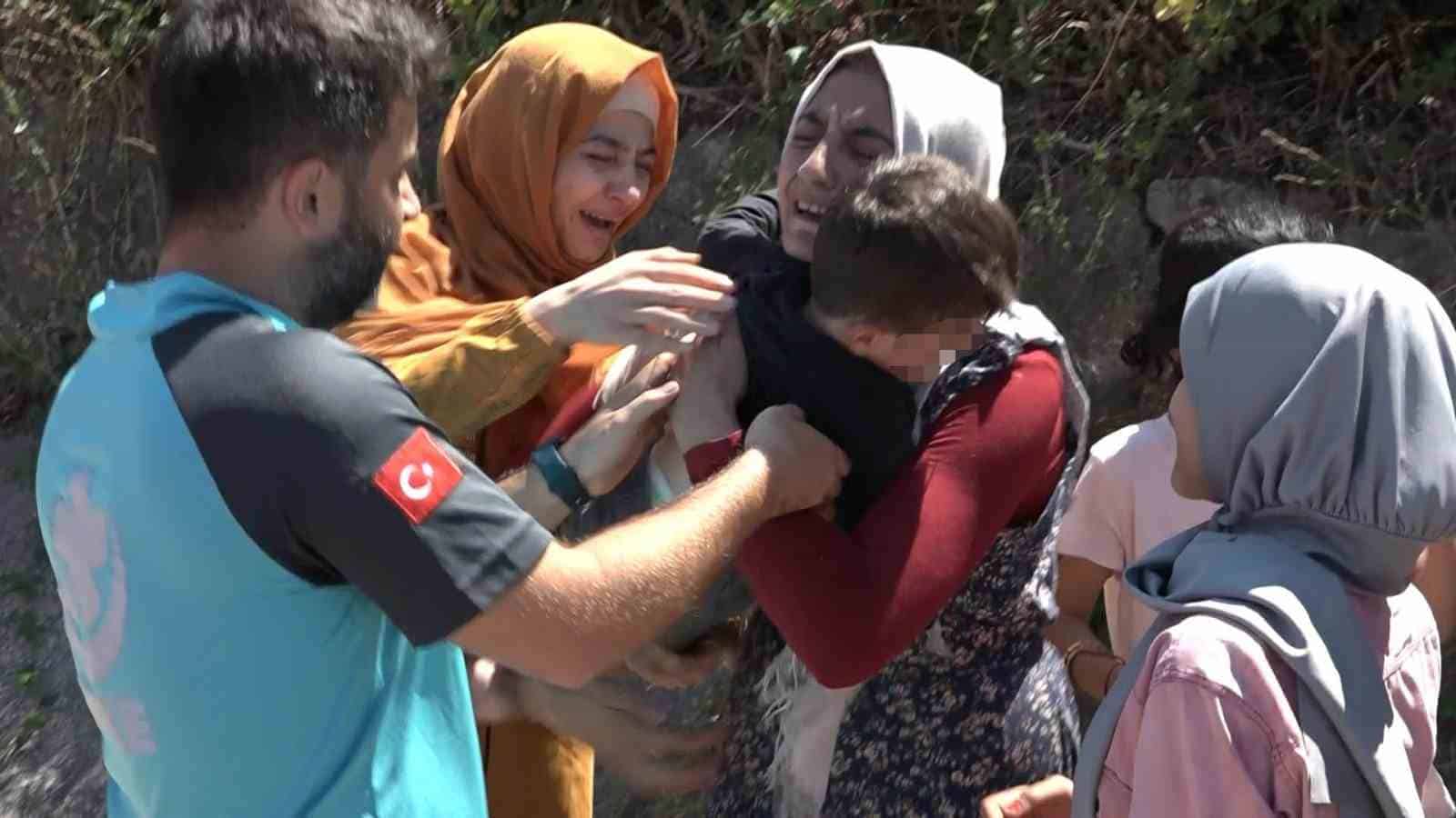BURSA'DA MEVSİMLİK İŞÇİ OLARAK ÇALIŞAN AİLENİN 2.5 YAŞINDAKİ ÇOCUKLARI EMİR, BİR SÜRE SONRA GÖZDEN KAYBOLDU. ARAMA YAPAN EKİPLER, MİNİK EMİR'İ YAKLAŞIK 2 SAAT SONRA KAYBOLDUĞU YERDEN 1 KİLOMETRE İLERİDE BULDU. ÇOCUĞUNA KAVUŞAN ANNE, SEVİNÇTEN BAYILDI. O ANLAR KAMERAYA YANSIDI.