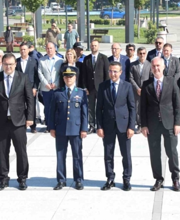 İNEGÖL’ÜN DÜŞMAN İŞGALİNDEN KURTULUŞUNUN 104. YILI, ATATÜRK ANITI’NDA DÜZENLENEN ÇELENK TÖRENİYLE BAŞLADI. ŞEHİTLER DUALARLA ANILIRKEN, GAZİLER ZİYARET EDİLDİ.