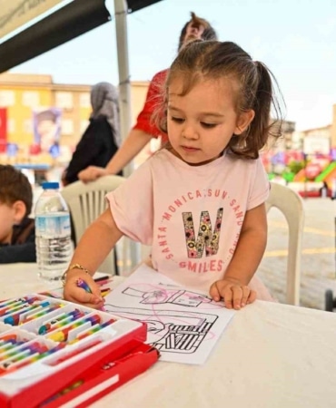 BURSA BÜYÜKŞEHİR BELEDİYESİ, YAZ BOYUNCA 7’DEN 70’E BURSALILARI KÜLTÜR, SANAT VE EĞLENCE İLE BULUŞTURDUĞU ORGANİZASYONLARINA BİR YENİSİ EKLEYEREK NİLÜFER’DE ‘ÇOCUK ŞENLİĞİ’ DÜZENLEDİ.