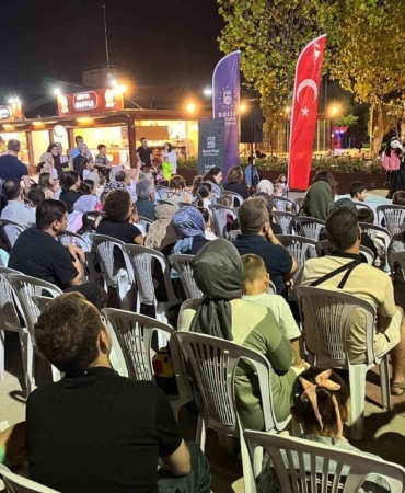 BURSA BÜYÜKŞEHİR BELEDİYESİ TARAFINDAN UNIMA TÜRKİYE İŞ BİRLİĞİYLE BU YIL 2’NCİSİ DÜZENLENEN ‘KUKLA VE KARAGÖZ BULUŞMASI’ ÜÇ GÜN BOYUNCA ŞEHRİN FARKLI NOKTALARINDA 7’DEN 70’E BURSALILARI BİR ARAYA GETİRDİ.