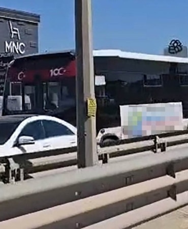 BURSA’NIN İNEGÖL İLÇESİNDE MEYDANA GELEN ZİNCİRLEME TRAFİK KAZASINDA 2 OTOBÜS İLE 3 OTOMOBİL ÇARPIŞTI. KAZADA ÖZEL HALK OTOBÜSÜNDE BULUNAN 7 YAŞINDAKİ ÇOCUK YARALANDI.