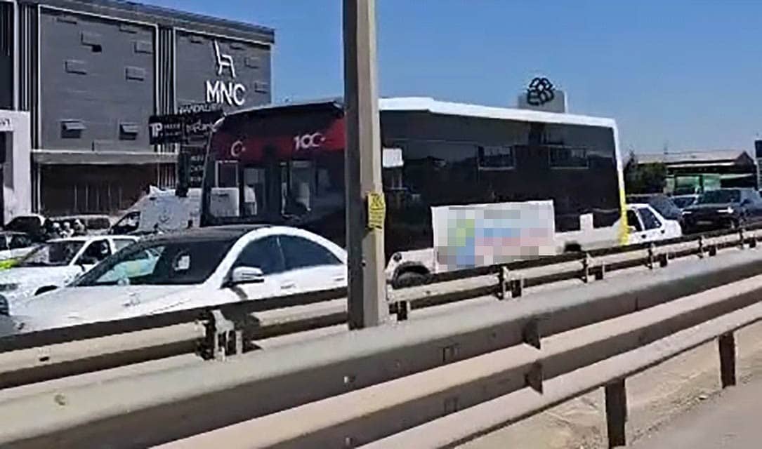 BURSA’NIN İNEGÖL İLÇESİNDE MEYDANA GELEN ZİNCİRLEME TRAFİK KAZASINDA 2 OTOBÜS İLE 3 OTOMOBİL ÇARPIŞTI. KAZADA ÖZEL HALK OTOBÜSÜNDE BULUNAN 7 YAŞINDAKİ ÇOCUK YARALANDI.