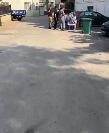 BURSA’DA KENDİ İMKANLARIYLA EVDE HAZIRLADIKLARI LİMONATALARI SATARAK HARÇLIKLARINI ÇIKARMAYA ÇALIŞAN ÇOCUKLARA, BURSA BÜYÜKŞEHİR BELEDİYESİ EKİPLERİNDEN ANLAMLI DESTEK GELDİ.
