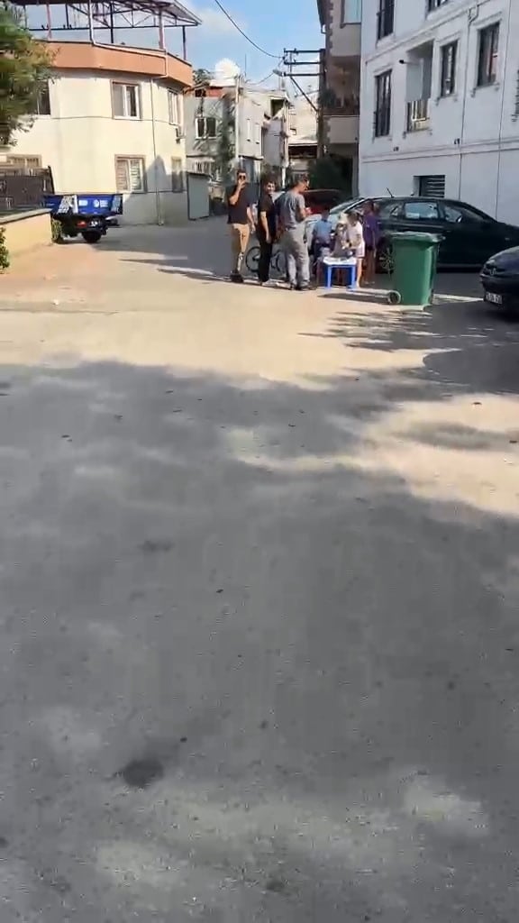 BURSA’DA KENDİ İMKANLARIYLA EVDE HAZIRLADIKLARI LİMONATALARI SATARAK HARÇLIKLARINI ÇIKARMAYA ÇALIŞAN ÇOCUKLARA, BURSA BÜYÜKŞEHİR BELEDİYESİ EKİPLERİNDEN ANLAMLI DESTEK GELDİ.
